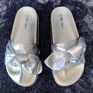 New Nature Breeze Silver Bow Slides 7.5